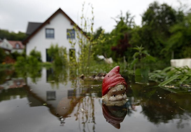 Water of the Oder river covers the garden of a house in Bushmuehlenweg in the city of Frankfurt/Oder near the Polish border, May 28, 2010. REUTERS/Thomas Peter (GERMANY - Tags: DISASTER ENVIRONMENT) - GM1E65S1LJ901
