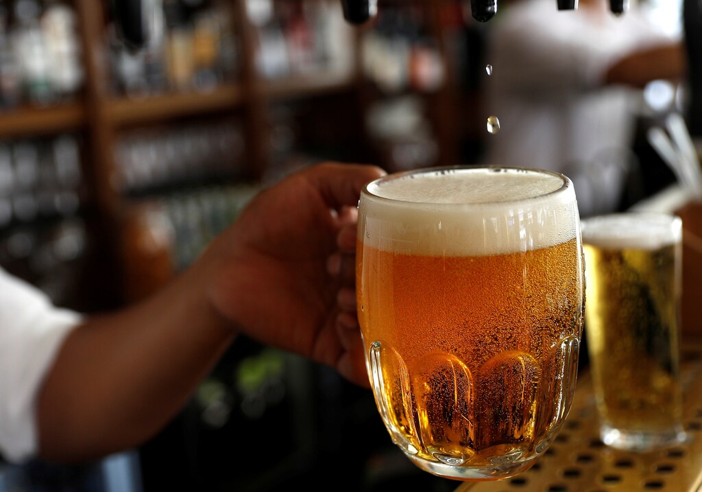 A pint of beer is poured into a glass in a bar in London, Britain June 27, 2018. REUTERS/Peter Nicholls - RC145B9CFB40