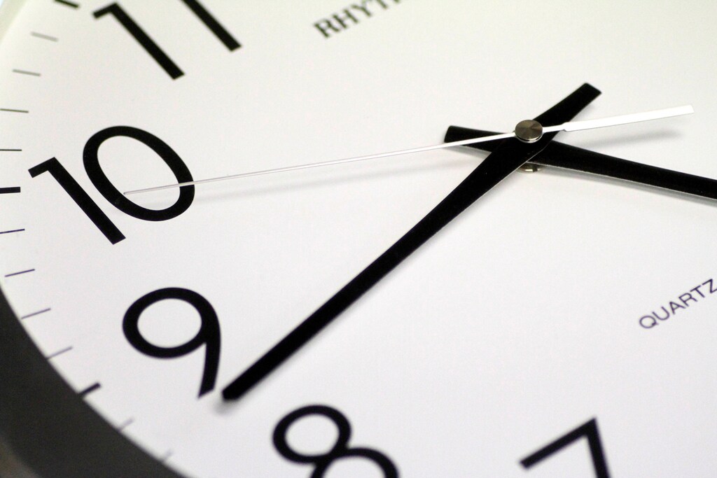 A wall clock is seen in an illustration photo, January 25, 2018. REUTERS/Thomas White/Illustration - RC13A2037620