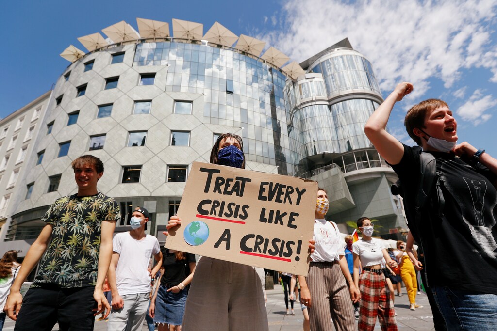 La gente asiste a una marcha de protesta para llamar a la acción contra el cambio climático, mientras continúa la propagación de la enfermedad coronavirus (COVID-19), en Viena, Austria, el 26 de junio de 2020.