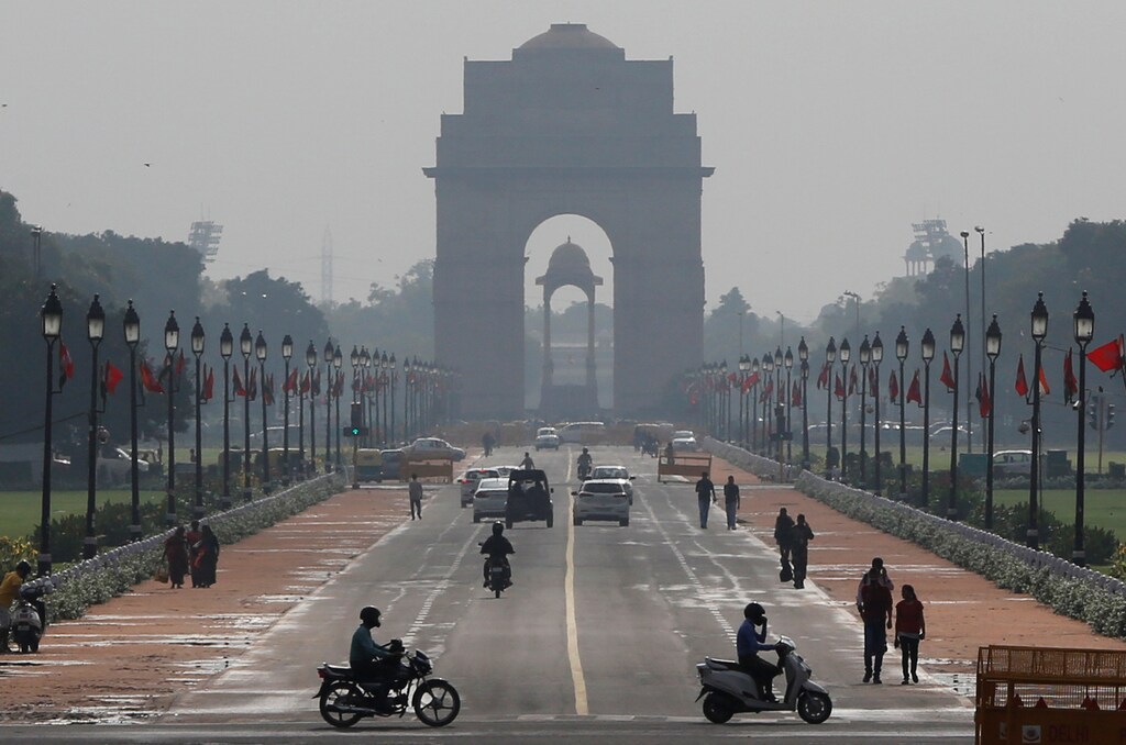 People ride on their two-wheelers past the India Gate in New Delhi, India September 1, 2017. REUTERS/Adnan Abidi - RC194CBBB280