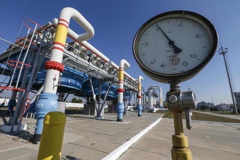 A pressure gauge is seen at a gas compressor station and underground gas storage facility in the village of Mryn, north of Kiev, Ukraine, October 15, 2015. Ukrainian energy ministry actions are putting at risk a $300 million loan from the European Bank for Reconstruction and Development, Ukrainian Prime Minister Arseny Yatseniuk said on Thursday. The EBRD approved the loan in September for the purchase of gas from Europe. REUTERS/Gleb Garanich - RTS4MMG