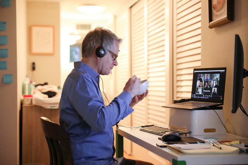 Doug Hassebroek desayuna mientras está en una videoconferencia trabajando desde su casa durante el brote de la enfermedad coronavirus (COVID-19) en Brooklyn, Nueva York, EE.UU., 24 de abril de 2020.