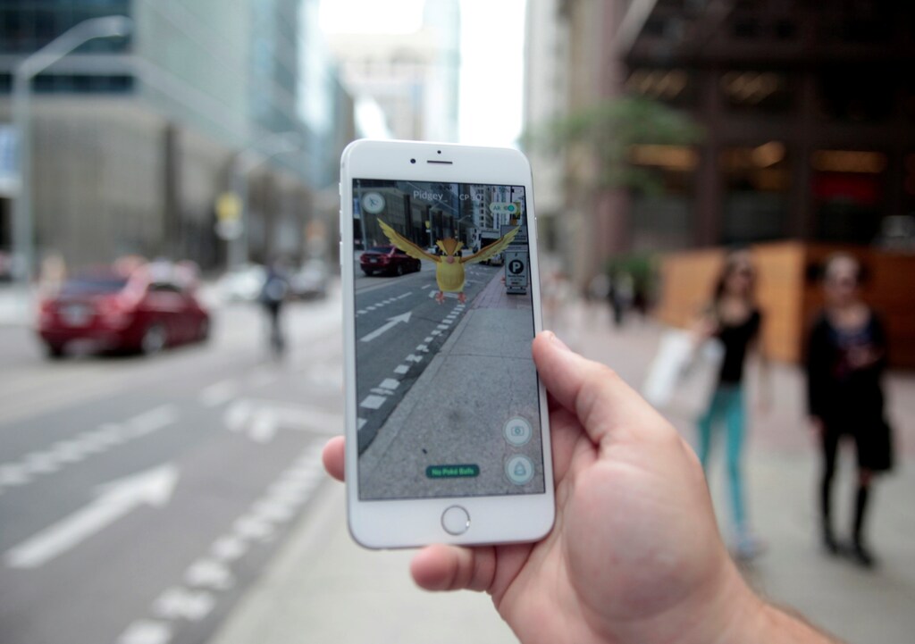 A "Pidgey" Pokemon is seen on the screen of the Pokemon Go mobile app, Nintendo's new scavenger hunt game which utilizes geo-positioning, in a photo illustration taken in downtown Toronto, Ontario, Canada July 11, 2016. REUTERS/Chris Helgren/File Photo - RTSIFPT