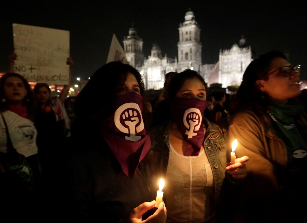 Demonstrators hold candles during a protest against femicide and violence against women, in Mexico City, Mexico November 25, 2019. REUTERS/Luis Cortes - RC2QID9XWCKD