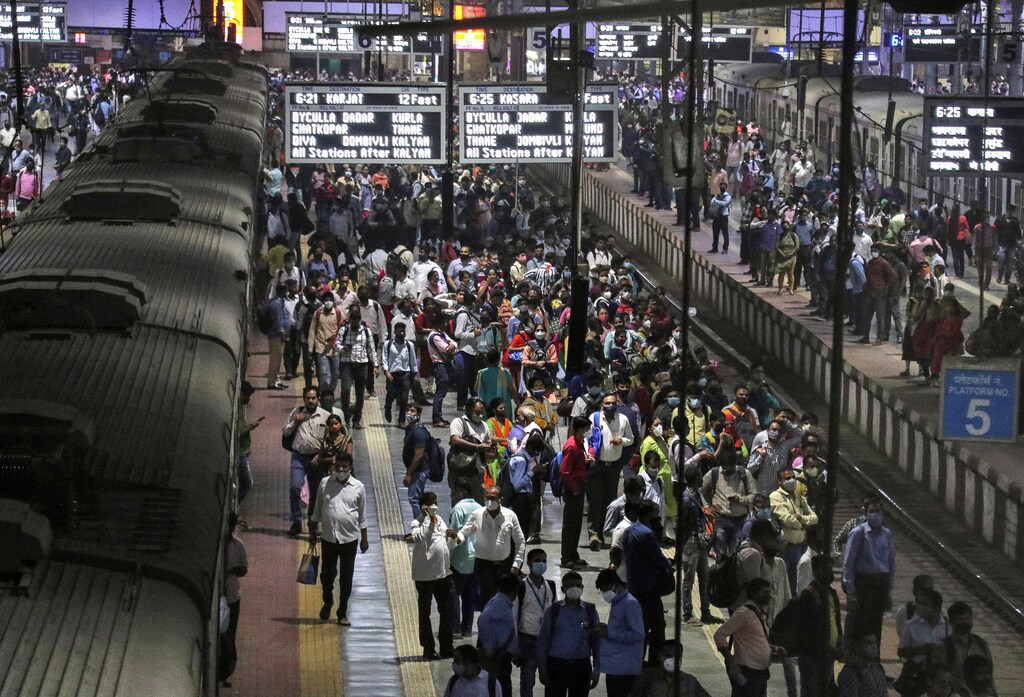 Commuters wait to board trains during evening rush hour at a railway station, amidst the spread of the coronavirus disease (COVID-19), in Mumbai, India, January 7, 2022. REUTERS/Niharika Kulkarni