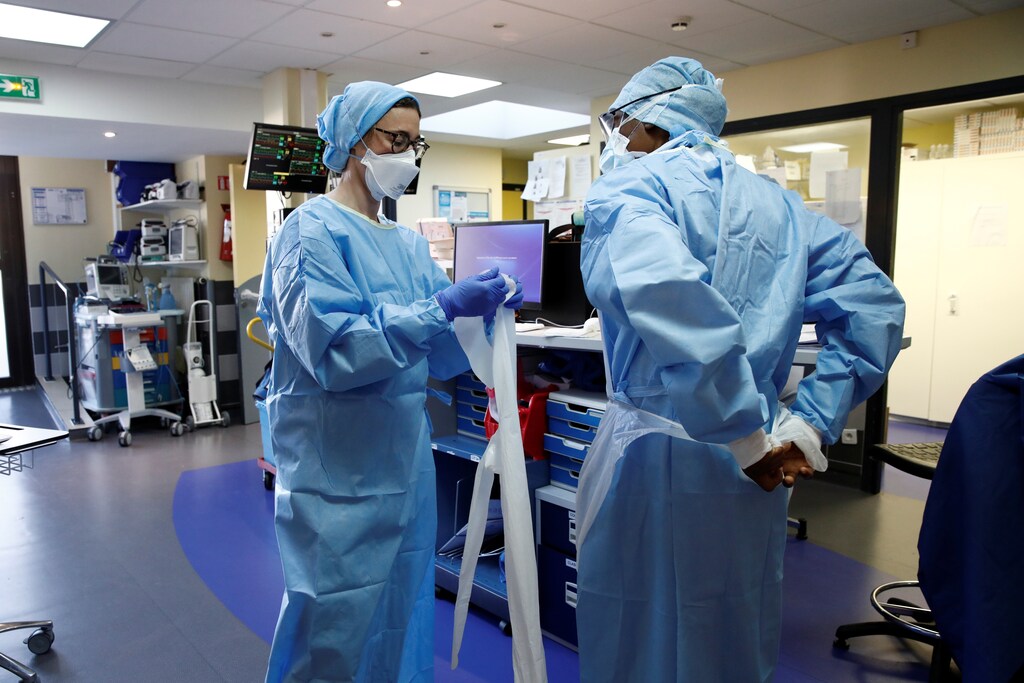 Medical staff, wearing protective suits and face masks, work in an intensive care unit for coronavirus disease (COVID-19) patients at the Franco-Britannique hospital in Levallois-Perret near Paris as the spread of the coronavirus disease continues in France, April 15, 2020. REUTERS/Benoit Tessier - RC255G9JFZIN