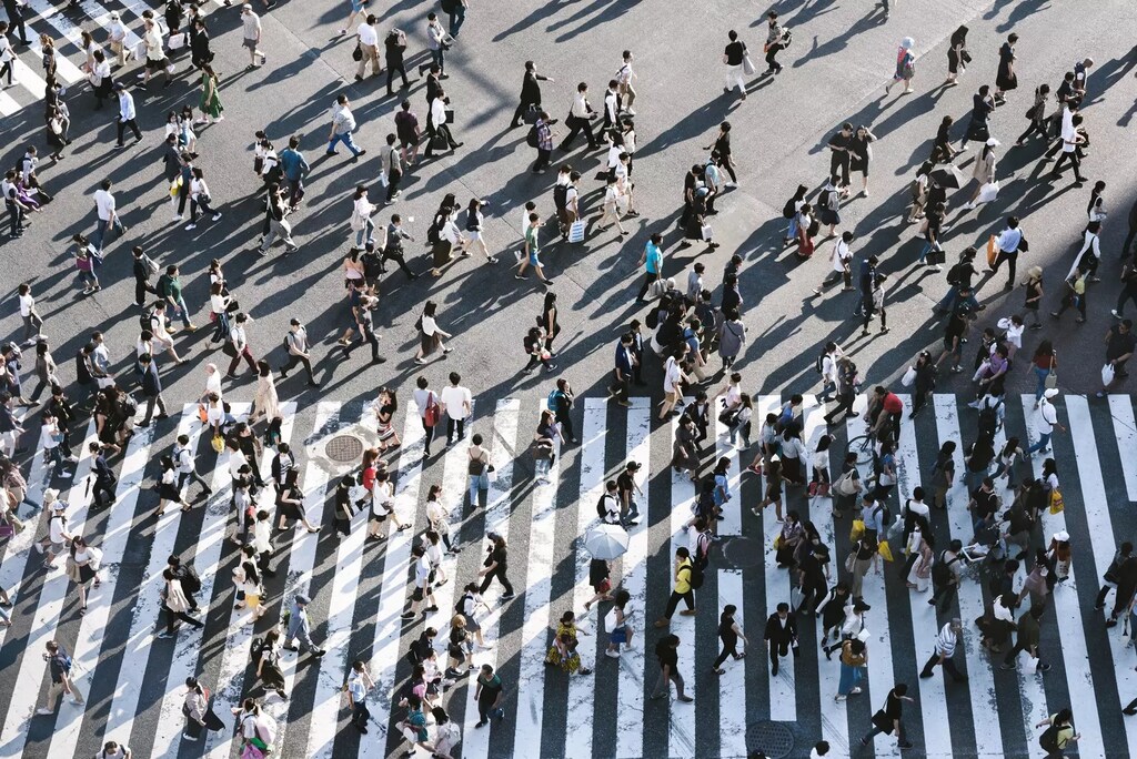 日本の道路を横断する人々の写真、日本人のメンタルヘルスの問題に対する援助を受けることがいかに難しいかを示している。