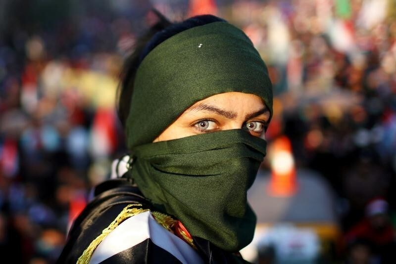 An Iraqi female demonstrator takes part in ongoing anti-government protests in Baghdad, Iraq November 1, 2019. REUTERS/Ahmed Jadallah TPX IMAGES OF THE DAY - RC1DDAF8E930