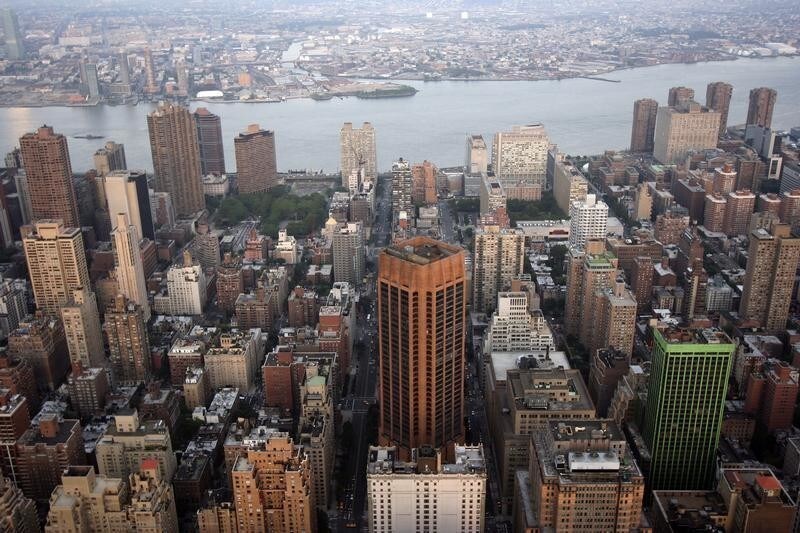 General view of buildings in Manhattan and the Hudson River are seen from the Empire State Building in New York City June 8, 2007. Picture taken June 8, 2007. REUTERS/Shahida Ariff Patail (UNITED STATES) - RTR1SPV3