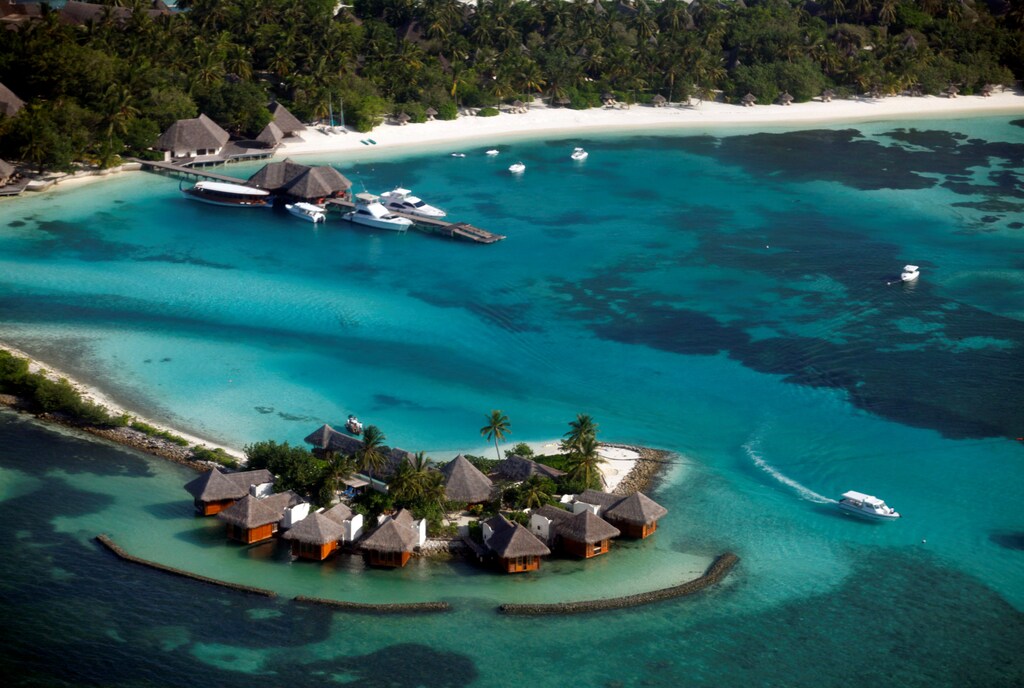 An aerial view shows a resort island at the Male Atoll December 7, 2009. REUTERS/Reinhard Krause/File photo - S1BEUGVKLMAA