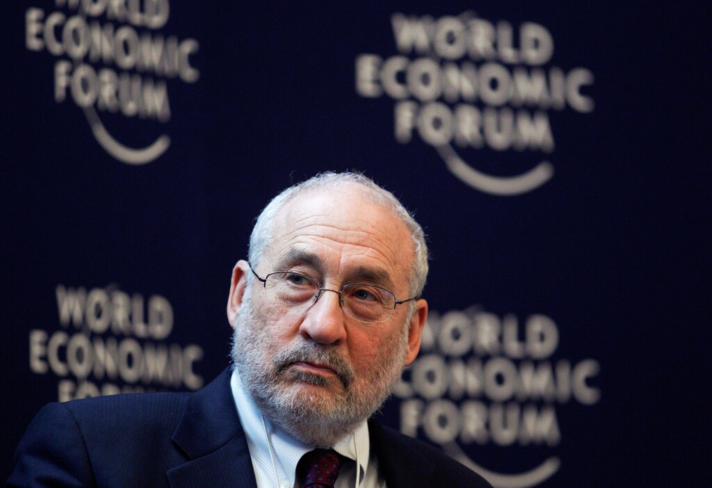 Nobel Prize-winning economist Joseph E. Stiglitz attends a session at the World Economic Forum (WEF) in Davos, January 26, 2012. REUTERS/Christian Hartmann/File Photo - S1BETTTPRZAA
