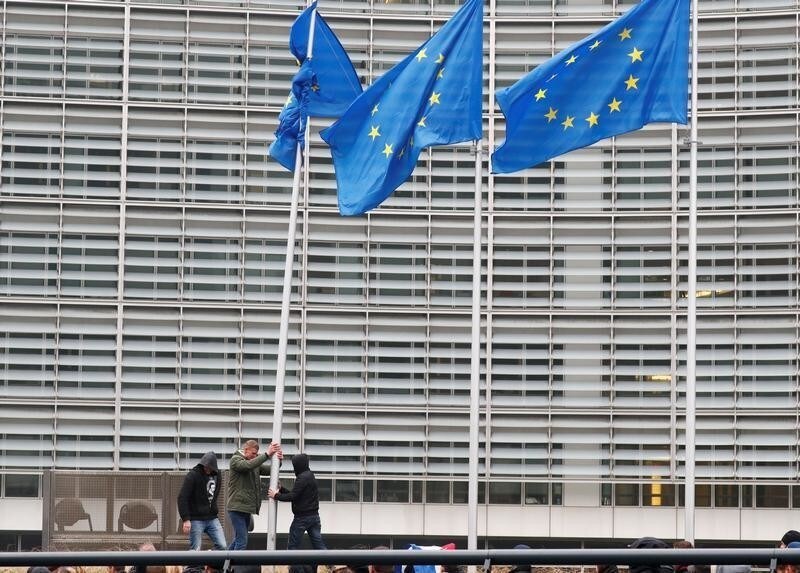 Far-right supporters attempt to dismantle the EU flag mast at European Commission headquarters during a protest against Marrakesh Migration Pact in Brussels, Belgium December 16, 2018. REUTERS/Francois Lenoir - RC1DC6554C60