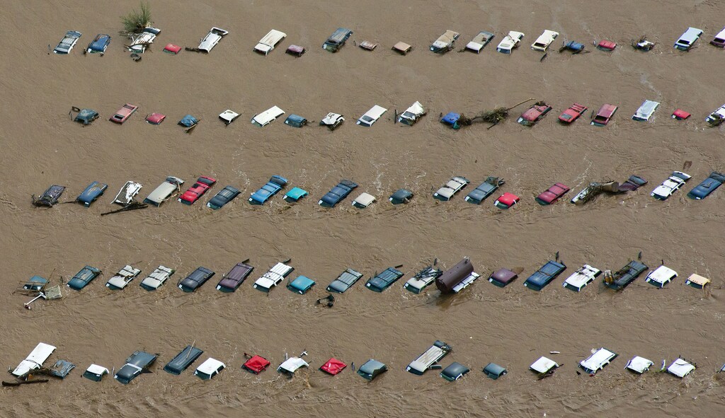 An aerial view of vehicles submerged in flood waters along the South Platte River near Greenley, Colorado September 14, 2013. Farming communities along the South Platte River were ordered to evacuate ahead of a predicted surge in the flooding which may have claimed a fifth life and has left many still unaccounted for, according to authorities. Picture taken September 14, 2013. REUTERS/John Wark (UNITED STATES - Tags: ENVIRONMENT DISASTER) - TM4E99F0S4401
