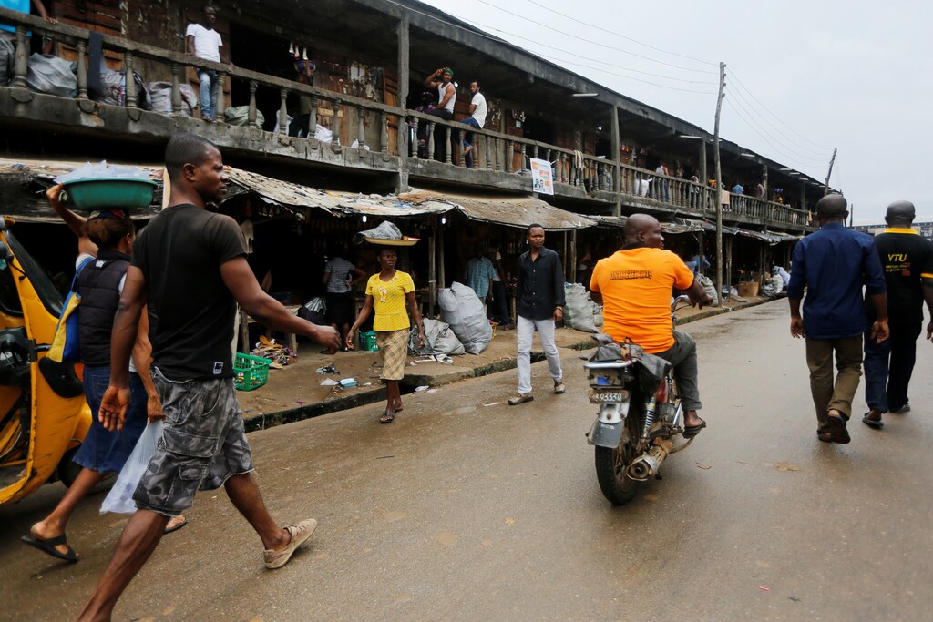People walk on a street in Araria market in Aba, Nigeria August 19, 2016. Picture taken August 19, 2016. REUTERS/Afolabi Sotunde - RTX2NQ24