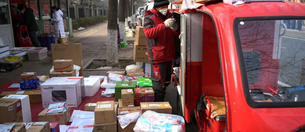 Un repartidor de JD.com descarga paquetes en Pekín, China.