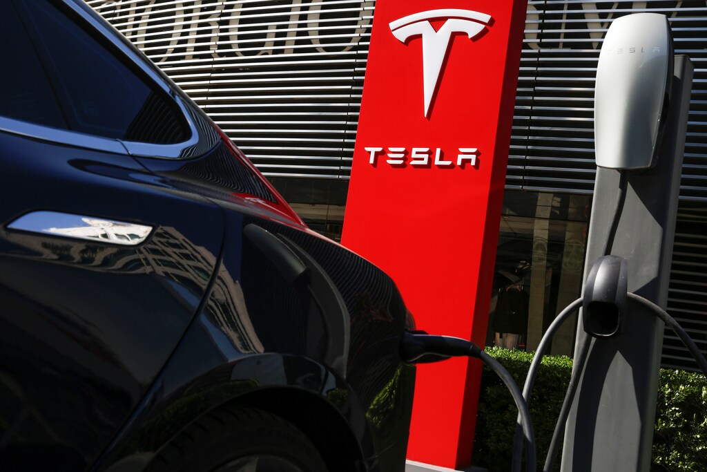 A Tesla car charges at a charging station in Beijing, China, April 18, 2017. REUTERS/Thomas Peter - RC1BD270E800