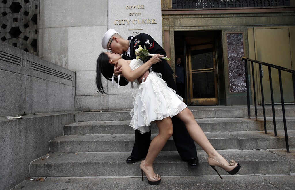 U.S. Navy Petty Officer 3rd Class EO3 John Chen, 23, from Lakehurst, New Jersey, kisses his new bride Victoria Chan, 25,December 12, 2012. REUTERS/Mike Segar