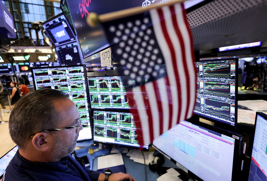FOTO DE ARCHIVO: Un operador trabaja en la Bolsa de Valores de Nueva York (NYSE) junto a una bandera de EE. UU., después de que el republicano Donald Trump ganara las elecciones presidenciales de EE. UU., en la ciudad de Nueva York, EE. UU., el 6 de noviembre de 2024. REUTERS/Andrew Kelly/Foto de archivo.