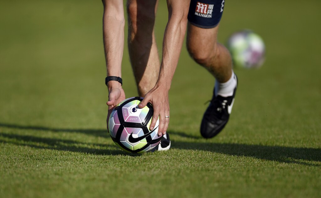 Britain Soccer Football - AFC Wimbledon v Crystal Palace - Pre Season Friendly - Cherry Red Records Stadium - 27/7/16Crystal Palace manager Alan Pardew with the Premier League matchball during the warm upAction Images via Reuters / Adam HoltLivepic - 14489385