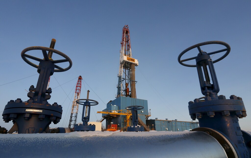 An oil pipe is seen in front of a drilling rig at a Lukoil-owned oil field outside the West Siberian city of Kogalym, Russia, January 25, 2016. To match story RUSSIA-OIL/TAXES REUTERS/Sergei Karpukhin - RTX24L0V