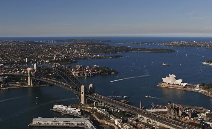 Boats navigate next to the Sydney Opera House and the Harbour Bridge on a sunny winter afternoon in Sydney August 24, 2013. Millions of tourists arrive in Sydney every year, attracted by its beaches nearby, great weather and stunning harbour views. REUTERS/Daniel Munoz (AUSTRALIA - Tags: SOCIETY TRAVEL MARITIME)