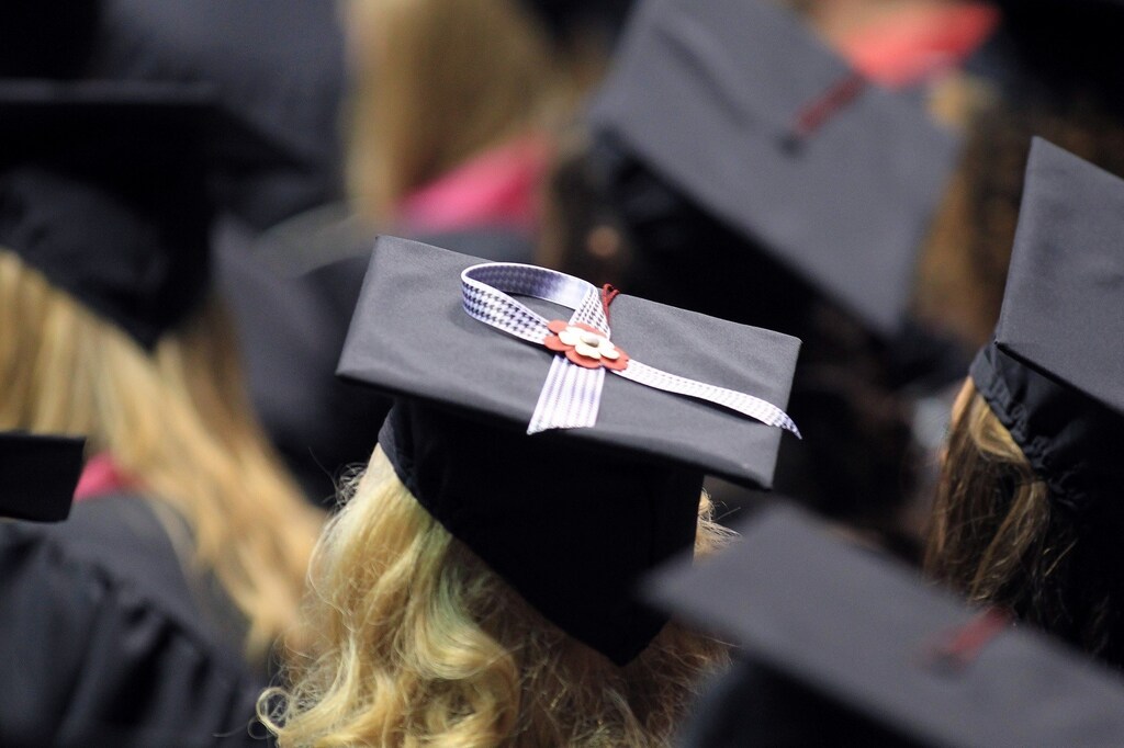 A graduate wears a houndstooth ribbon on her graduation cap during the University of Alabama commencement ceremony at Coleman Coliseum in Tuscaloosa, Alabama, August 6, 2011, in honor of fellow students who were killed in a devastating April 27, 2011 tornado. The six students, who were killed on April 27, 2011, will be awarded posthumous degrees. REUTERS/Marvin Gentry (UNITED STATES - Tags: ANNIVERSARY DISASTER EDUCATION) - RTR2PODF