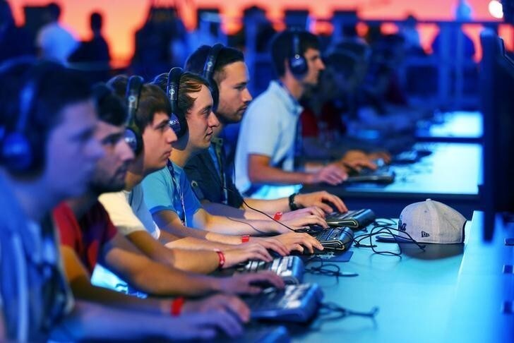 Visitors play "Heroes of the Storm", developed by video game producer Blizzard Entertainment, using PCs during the Gamescom fair in Cologne, Germany August 6, 2015. The Gamescom convention, Europe's largest video games trade fair, runs from August 5 to August 9. REUTERS/Kai Pfaffenbach