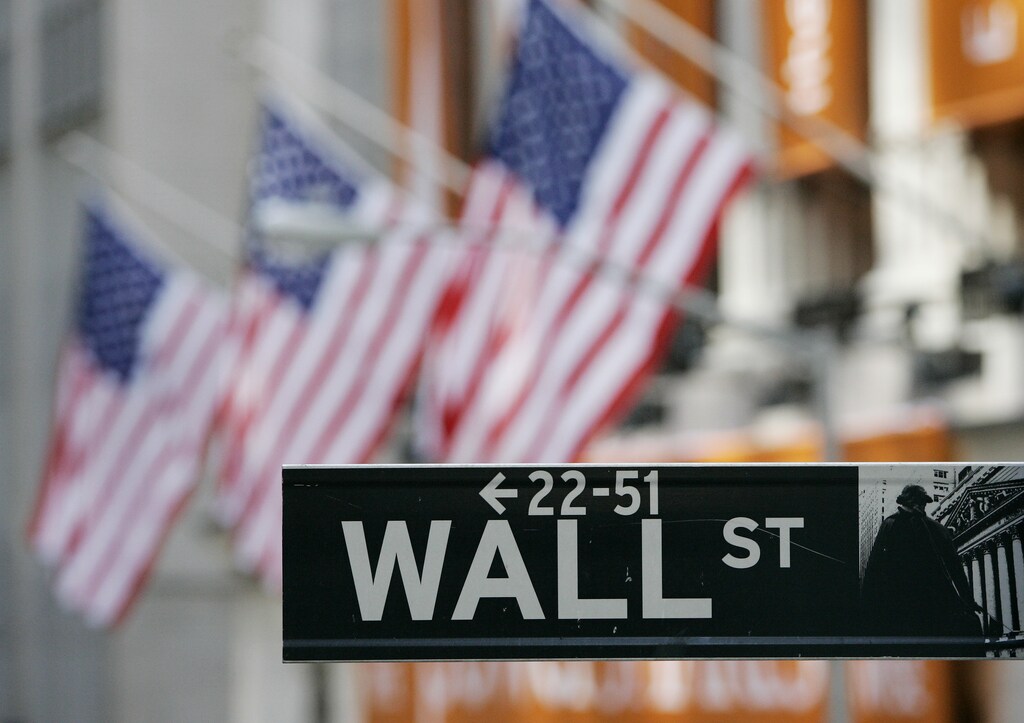 The Wall Street street sign is seen outside the New York Stock Exchange in New York February 28, 2007. REUTERS/Shannon Stapleton (UNITED STATES) - GM1DUSEQWPAA