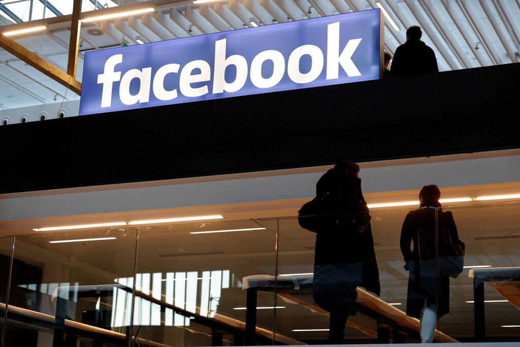 Facebook logo is seen at a start-up companies gathering at Paris' Station F in Paris, France, January 17, 2017. REUTERS/Philippe Wojazer - RTSWFUC
