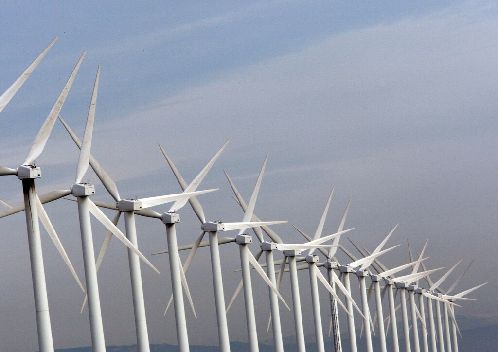 Power-generating windmill turbines are seen near Port Saint Louis du Rhone, near Marseille on December 4, 2008. REUTERS/Jean-Paul Pelissier (FRANCE) - PM1E4C418UO01