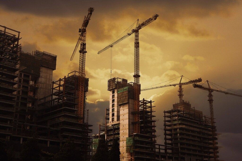 Edificios de oficinas en construcción, puesta de sol en un reportaje sobre cemento bajo en carbono