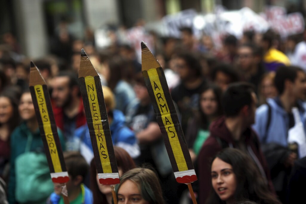 ATTENTION EDITORS - SPANISH LAW REQUIRES THAT THE FACES OF MINORS ARE MASKED IN PUBLICATIONS WITHIN SPAIN Students hold cardboard pencils that read "These are our weapons" as they take part in a demonstration on the last day of a 48-hour nationwide education strike to protest against education cuts and changes in the system for university degrees in Madrid, Spain, April 14, 2016. REUTERS/Susana Vera - RTX29YQ5