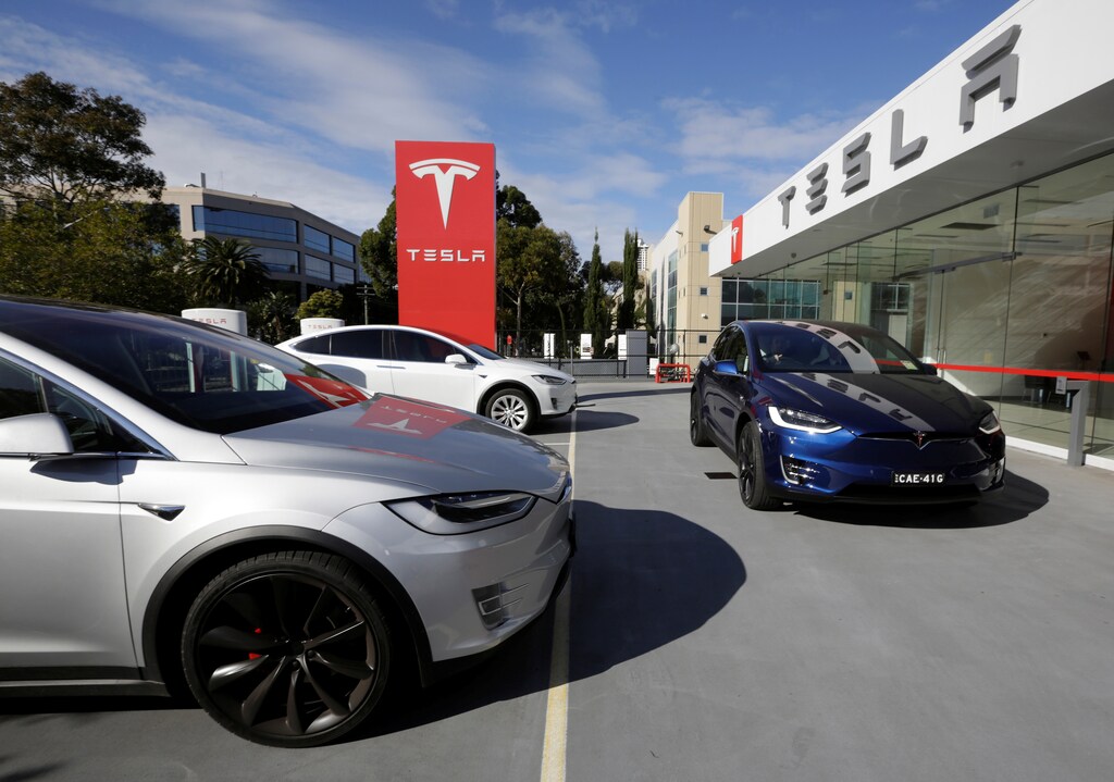 A Tesla Model X vehicle is taken for a test drive at a Tesla electric car dealership in Sydney, Australia, May 31, 2017. REUTERS/Jason Reed - RC120BBF07D0