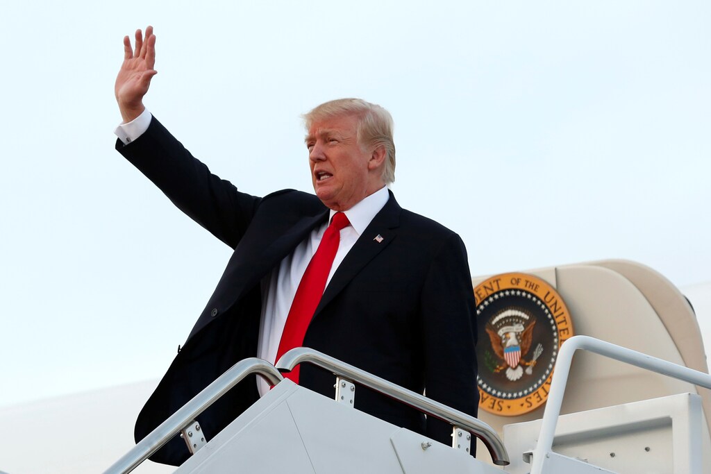 U.S. President Donald Trump waves at Joint Base Andrews, Maryland, U.S., upon his return to Washington after a weekend at the Trump National Golf Club in Bedminster, New Jersey, July 3, 2017. REUTERS/Yuri Gripas - RTX39X91
