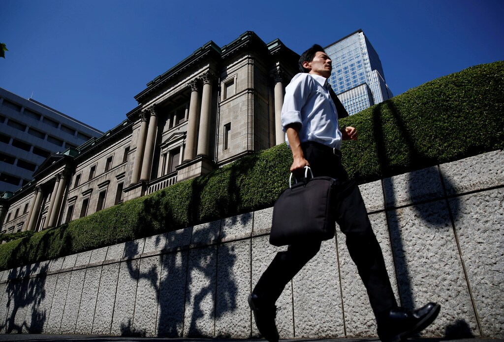 A man runs past the Bank of Japan (BOJ) building in Tokyo, Japan, July 29, 2016. REUTERS/Kim Kyung-Hoon/File Photo - RTX2MMTZ