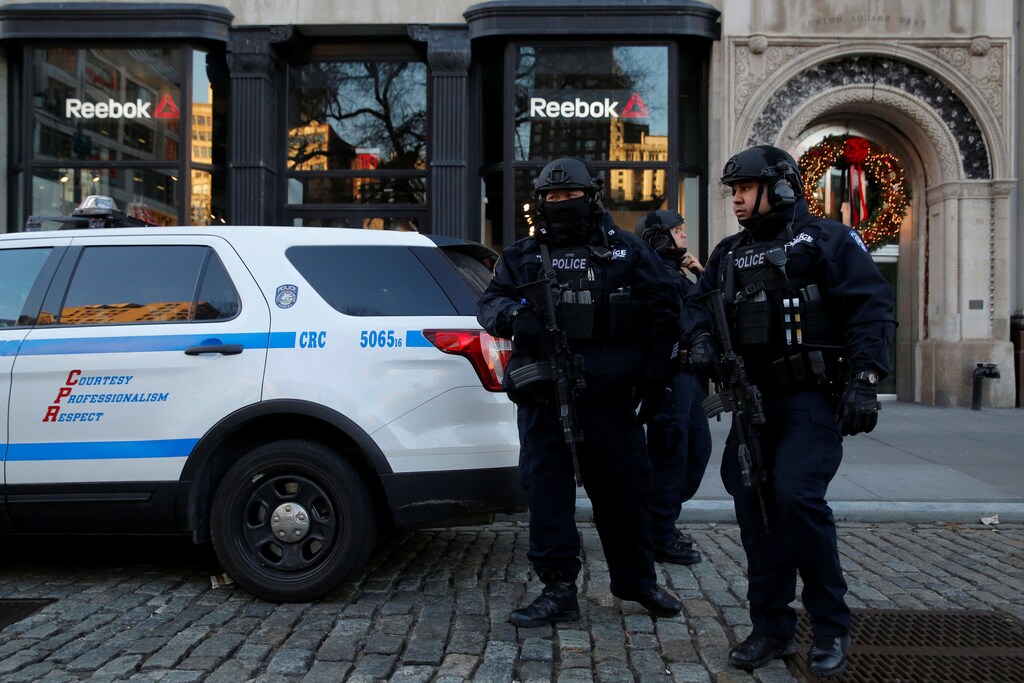 Members of the New York Police Department's Counterterrorism Bureau arrive to stand watch at the Union Square Holiday market following the Berlin Christmas market attacks in Manhattan, New York City, U.S., December 20, 2016. REUTERS/Andrew Kelly - RTX2VXMZ