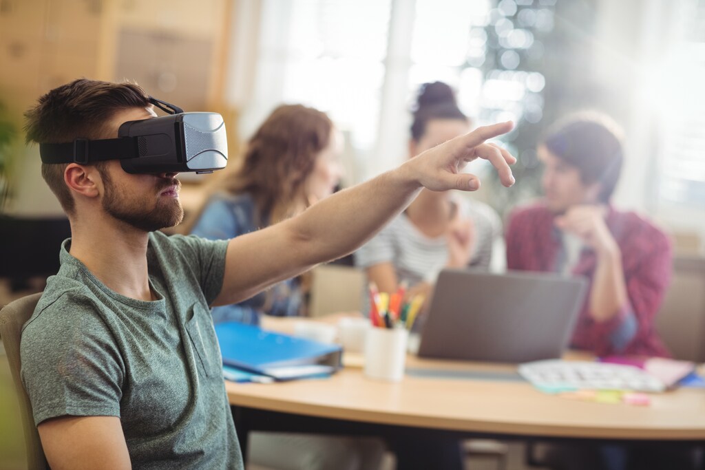 Un funcionario utilizando auriculares de realidad virtual en la oficina.