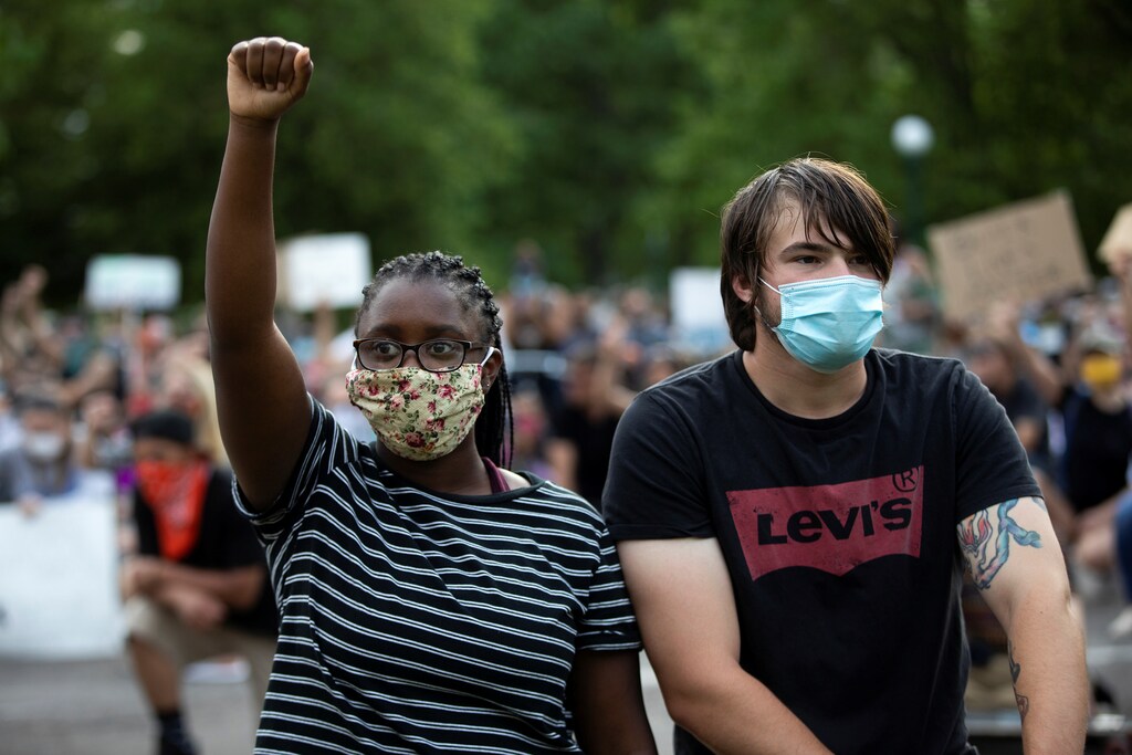 Protesters take a knee and observe minutes of silence at the State Capitol, amid nationwide unrest following the death in Minneapolis police custody of George Floyd, in Denver, Colorado, U.S. June 1, 2020. REUTERS/Alyson McClaran - RC2S0H9YZN2Y