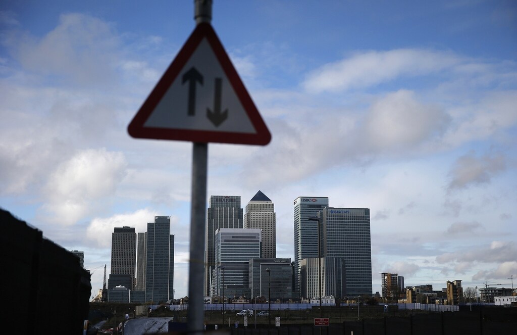 The Canary Wharf financial district is seen in east London November 12, 2014. Britain's Financial Conduct Authority (FCA) said on Wednesday it has imposed fines totalling $1.7 billion on five banks for failing to control business practices in their G10 spot foreign exchange trading operations. Under the terms of the settlement, Citibank will pay $358 million, HSBC $343 million, JP Morgan Chase $352 million, Royal Bank of Scotland $344 million and UBS $371 million. REUTERS/Suzanne Plunkett (BRITAIN - Tags: BUSINESS) - RTR4DUTS