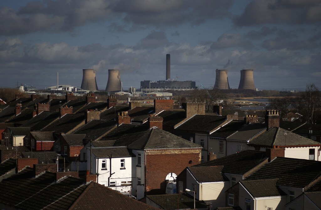 Fiddlers Ferry coal fired power station is seen as it rises above the rooftops of houses in Widnes in northern England, Britain February 3, 2016. Scottish and Southern Energy who run the power station are considering its closure, local media reported. REUTERS/Phil Noble - LR1EC231345C6