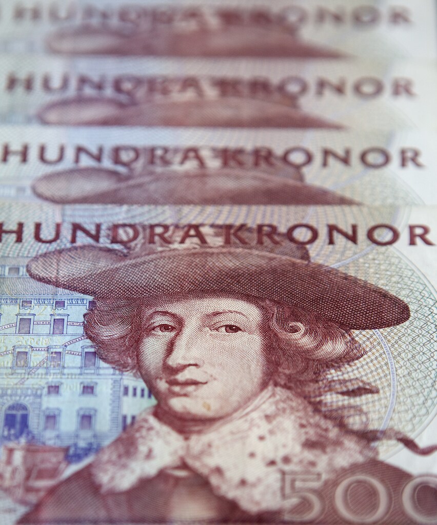 Swedish kronor notes in the 500 kronor denomination worth about $77.75 USD are seen in this photo illustration taken in Stockholm February 2, 2011. REUTERS/Bob Strong (SWEDEN - Tags: BUSINESS) - BM2E7230VN301