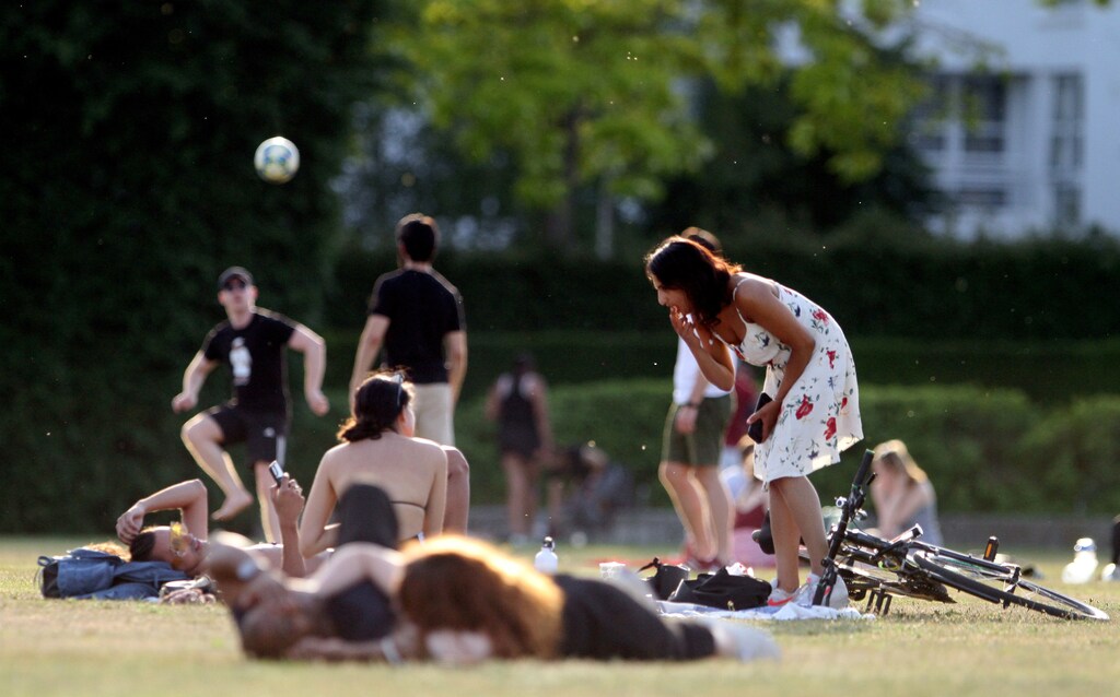 Se ve a la gente relajándose en el Parque de la Barrera del Támesis tras el brote de la enfermedad coronavirus (COVID-19), Londres, Gran Bretaña, 21 de mayo de 2020.