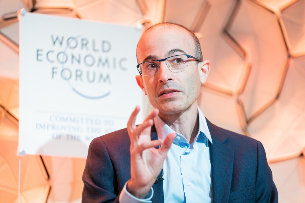 Yuval Noah Harari, profesor del departamento de Historia de la Universidad Hebrea de Jerusalén (Israel), hablando en un futuro configurado por una carrera de armamentos tecnológicos en la Reunión Anual del Foro Económico Mundial de 2020 en Davos-Klosters (Suiza), 21 de enero 2020.