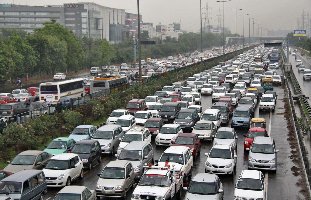 Heavy traffic moves along a busy road as it rains during a power-cut at the toll-gates at Gurgaon on the outskirts of New Delhi July 31, 2012. Grid failure hit India for a second day on Tuesday, cutting power to hundreds of millions of people in the populous northern and eastern states including the capital Delhi and major cities such as Kolkata. REUTERS/Stringer (INDIA - Tags: ENERGY SOCIETY TRANSPORT) - RTR35QBV