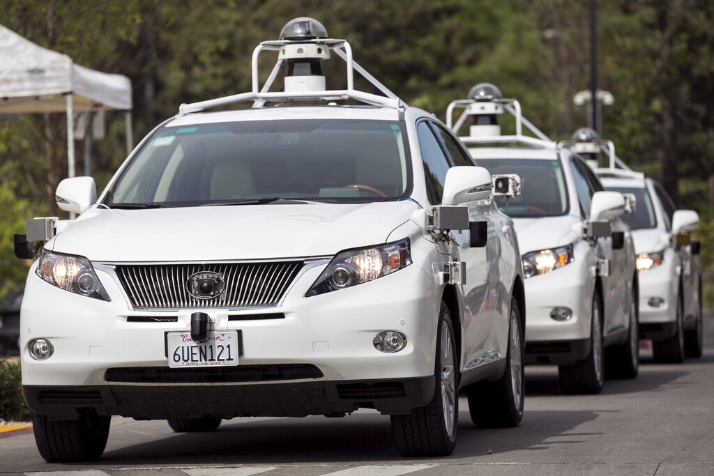 A line of Lexus SUVs equipped with Google self-driving sensors await test riders during a media preview of Google's prototype autonomous vehicles in Mountain View, California September 29, 2015. REUTERS/Elijah Nouvelage - RTS2BZQ