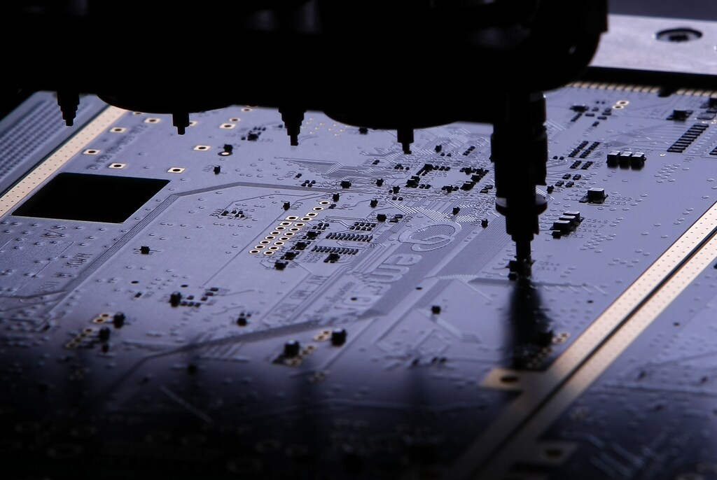 A high speed robot places components on to a circuit board at the the VAS manufacturing facility in San Diego, California April 14, 2009. REUTERS/Mike Blake (UNITED STATES SCI TECH) - GM1E54F0PGH01