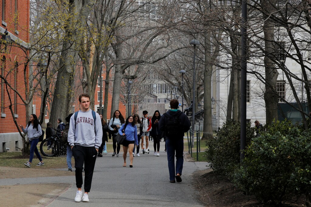 Students and pedestrians walk through the Yard at Harvard University, after the school asked its students not to return to campus after Spring Break and said it would move to virtual instruction for graduate and undergraduate classes, in Cambridge, Massachusetts, U.S., March 10, 2020. REUTERS/Brian Snyder - RC24HF9GWAX0