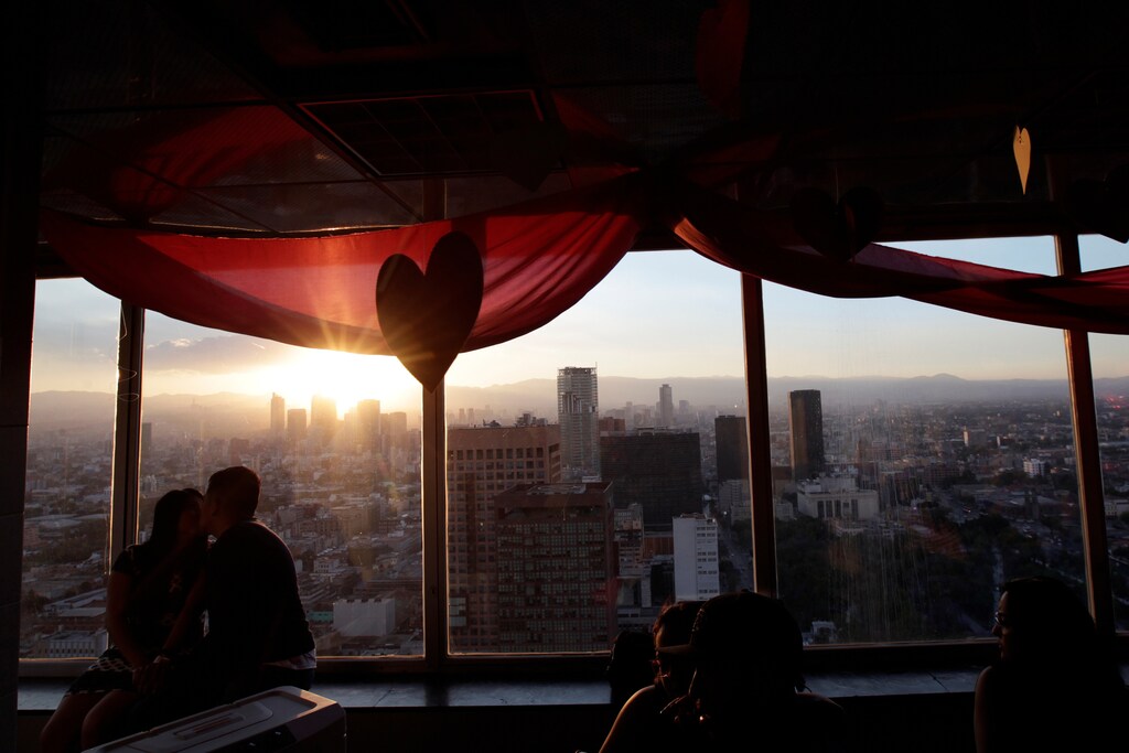 A couple is seen kissing at the cafeteria of the Torre Latinoamericana on Valentine's Day in Mexico City, Mexico February 14, 2017. REUTERS/Jose Luis Gonzalez - RTSYPQD