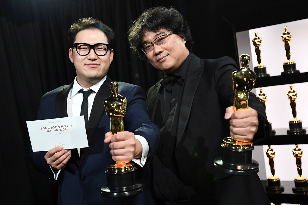 Bong Joon Ho and Han Jin Won hold their Oscar statues for Original Screenplay for "Parasite" at the 92nd Academy Awards in Hollywood, Los Angeles, California, U.S., February 9, 2020. Matt Petit/A.M.P.A.S./Handout via REUTERS ATTENTION EDITORS. THIS IMAGE HAS BEEN SUPPLIED BY A THIRD PARTY. NO MARKETING OR ADVERTISING IS PERMITTED WITHOUT THE PRIOR CONSENT OF A.M.P.A.S AND MUST BE DISTRIBUTED AS SUCH. MANDATORY CREDIT. - RC2JXE9RMRRB